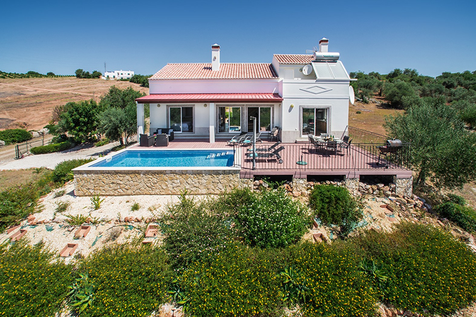 Modern 4 Bedroom Villa With Pool And Free WiFi Located In Vale Formoso ...